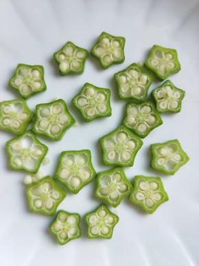 秋葵洗干净，切小片