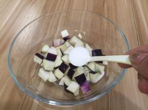 3. 用2勺盐腌制一下