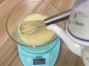 5. 加入80克的水，再继续打发均匀