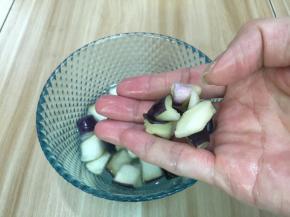 8. 茄子加少许水洗一洗，挤干水