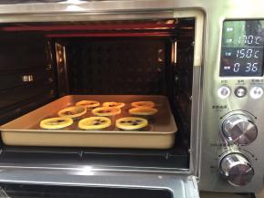 11. 送进烤箱上火170度下火150度30分钟