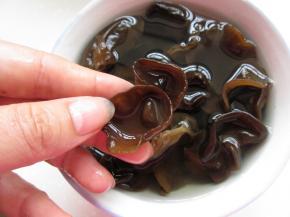 干品黑木耳加入适量的冷水浸泡约3小时，看看这厚实的木耳片，清澈的泡木耳的水，很清楚的体现了木耳的质量，八朵木耳值得信任。