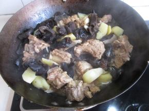 小火再炖20分钟，加盐调味即可。