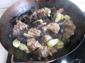 小火再炖20分钟，加盐调味即可。