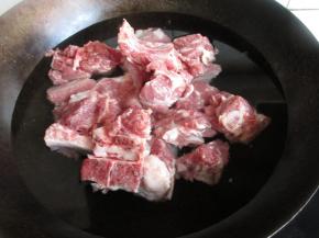 排骨剁成小块，放进锅了炒去血沫。