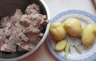 把葱姜切片，土豆去皮。