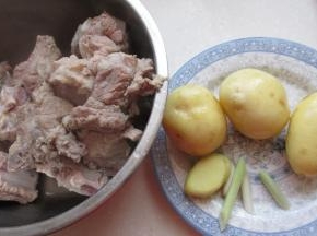 把葱姜切片，土豆去皮。