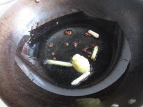 锅里放油，下葱姜，花椒，八角炒香。
