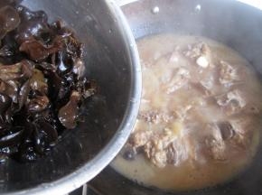 加入木耳。