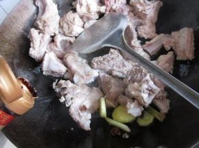 倒入排骨煸炒，再倒入老抽继续煸炒。