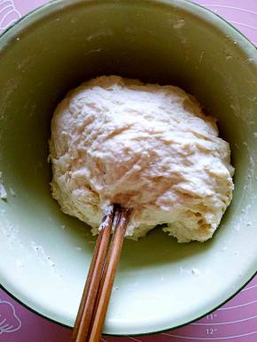 面粉放入容器中，用适量清水和成比较湿的状态，盖上保鲜膜放在一边静置20分钟。