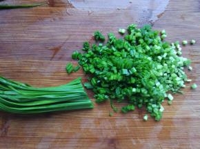 韭菜洗净，切碎