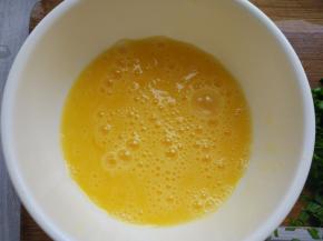 鸡蛋加盐，打散