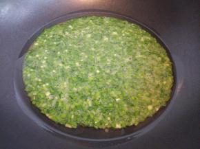 将混合好的蛋液倒入锅中，摇动一下锅子，摊圆