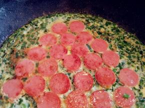 继续小火，待有香肠的一面凝固，盛出到切熟食的砧板上