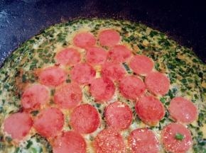 继续小火，待有香肠的一面凝固，盛出到切熟食的砧板上