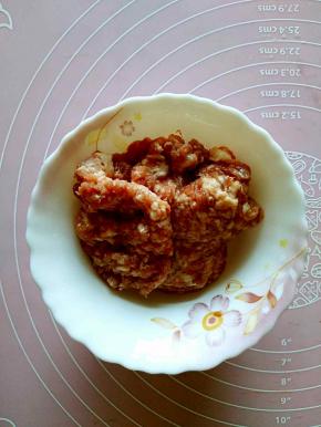 把猪肉剁成肉馅儿