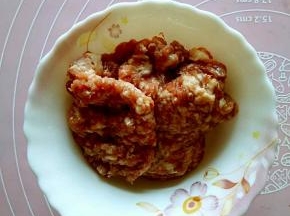 把猪肉剁成肉馅儿