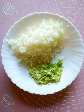 大葱和圆葱分别切末