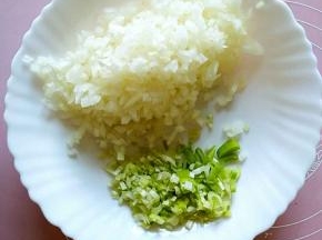 大葱和圆葱分别切末