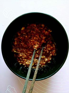 在肉馅中加入盐，酱油，花椒粉，味精，植物油拌匀。