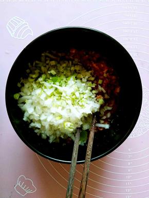 把葱花和圆葱末倒入肉馅中