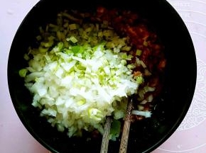 把葱花和圆葱末倒入肉馅中