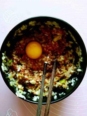 打入一个鸡蛋，再加少许清水。