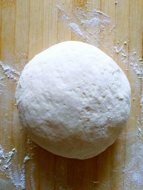 取出面团，稍稍揉一揉，光滑即可，切忌过度。