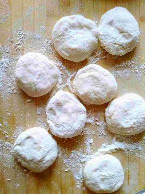 每一个面剂子都揉圆按扁