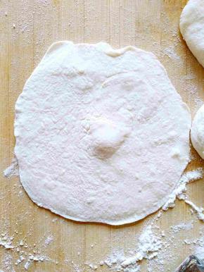 取一个面剂子用擀面杖擀成中间后四周薄的面皮