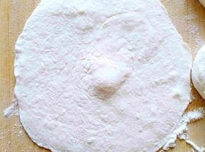 取一个面剂子用擀面杖擀成中间后四周薄的面皮