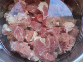 牛肉洗净，泡去血水，切小块