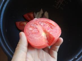 西红柿去蒂，切大块。也可以用热水烫一下，撕去外皮