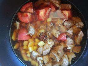 加入适量水，盖过食材，再将所有调料放入调匀