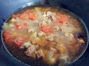 完成后从电压力锅中倒入铁锅中，用勺子底部将小块土豆碾碎