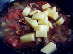 将剩余的土豆切大块，放入锅中