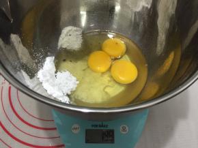 1. 香草糖和细砂糖加入鸡蛋里