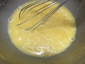 4. 搅拌至油和蛋黄糊完成混合
