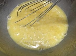 4. 搅拌至油和蛋黄糊完成混合