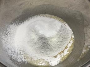 5. 低筋面粉，泡打粉过筛