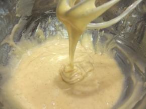 6. 用不规则的手法把面糊混合至看不到干粉