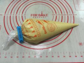 7. 面糊装进裱花放进冰箱冷藏半个小时