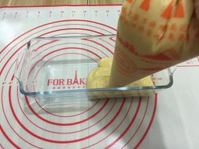 8. 把面糊挤进模具里