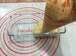 8. 把面糊挤进模具里