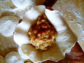 面皮中间放上肉馅儿