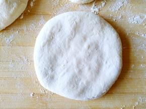 放在案板上轻轻的按扁，最大限度的薄。