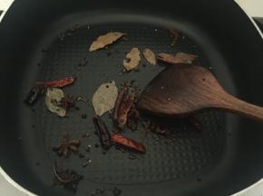 锅里热油后放入香料炒出香味