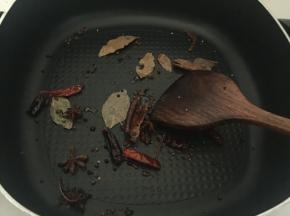 锅里热油后放入香料炒出香味