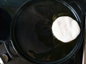 扒盘烧热放油，把馅饼放上扒盘，注意火候，陶煲王的扒盘因为是陶瓷材质，所以比铁锅要聚热。